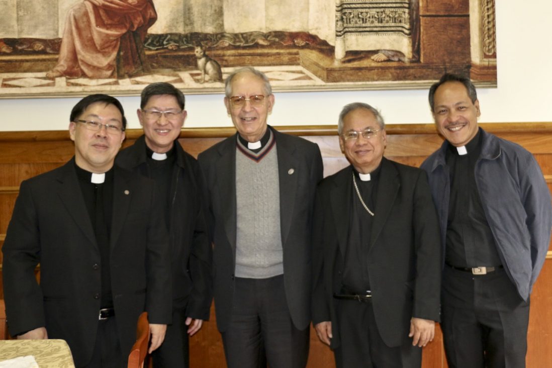 Cardinal Luis Antonio Tagle, Adolfo Nicolás SJ e altri gesuiti