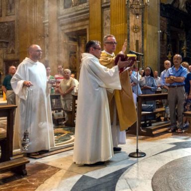 Celebrazione solenne in una chiesa dei padri gesuiti