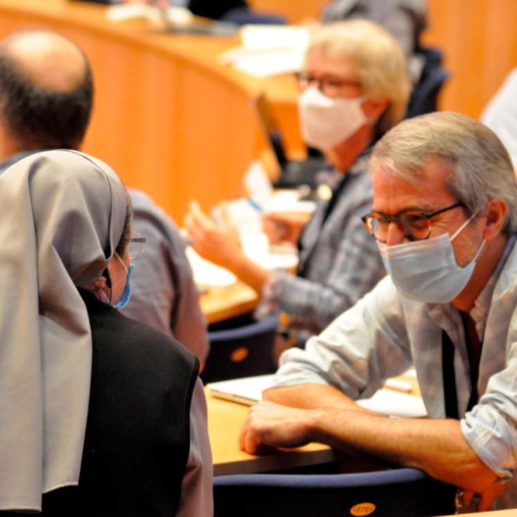 A Jesuit and a sister in conversation during a formation events organized by the Jesuits