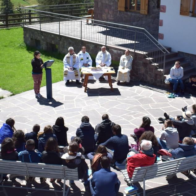 Celebrazione eucaristica all'aperto con gesuiti e giovani a Selva di Val Gardena