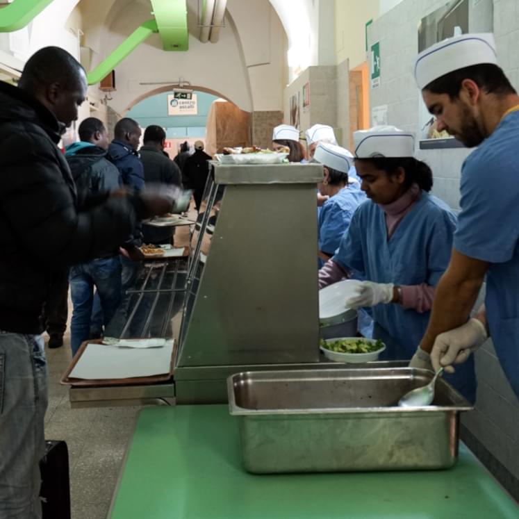 La distribuzione dei pasti alla mensa del Servizio dei Gesuiti per il Rifugiati, il Centro Astalli