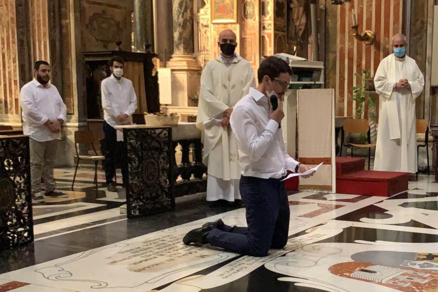 Un giovane novizio gesuiti emette i primi voti per entrare nella Compagnia di Gesù