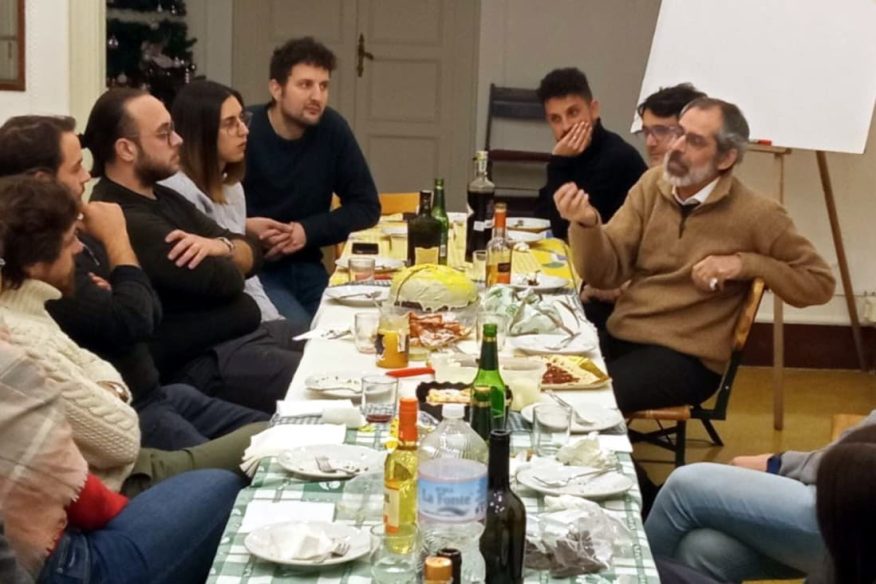 Il Provinciale dei gesuiti Roberto Del Riccio discute a cena con un gruppo di ragazzi nei locali della Cueva