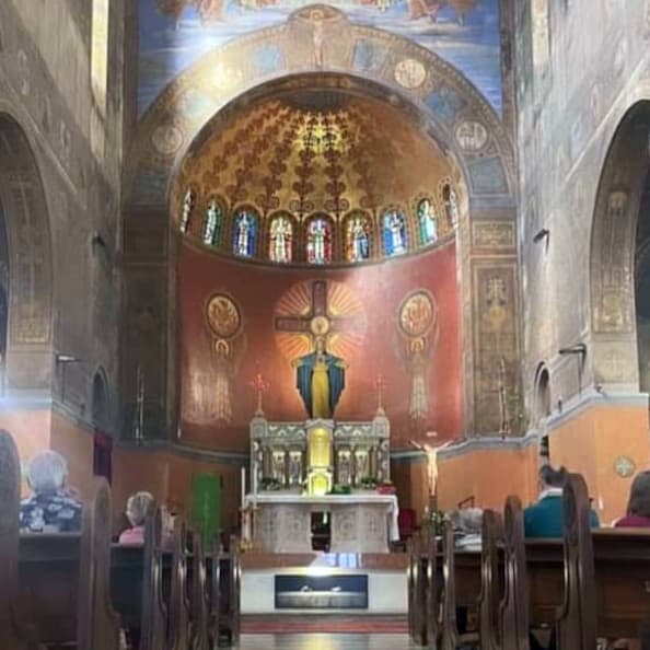 Veduta della navata e dell'abside della Chiesa del Sacro Cuore di Trieste