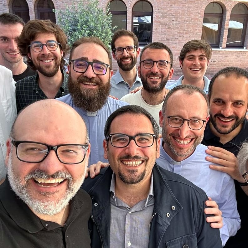 Foto di gruppo con diversi giovani gesuiti