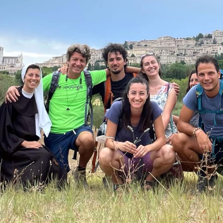Un gesuita, una suora e un gruppo di giovani ignaziani in pellegrinaggio ad Assisi