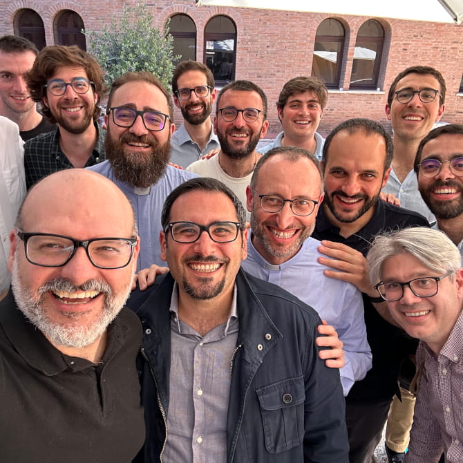 Un gruppo di giovani gesuiti
