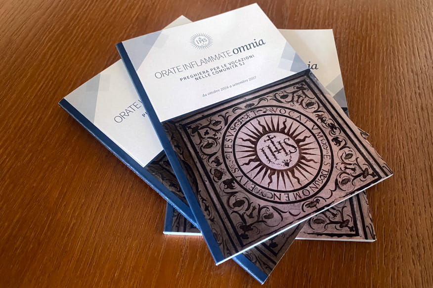 Copertina del libretto "Orate inflammate omnia", preghiera per le vocazioni nelle comunità dei gesuiti EUM