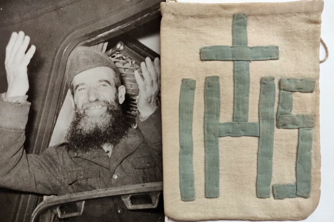 Una foto del gesuita Pietro Alagiagian sul treno di ritorno dalla Russia, e la tasca in cui conservava l'Eucarestia durante la prigionia