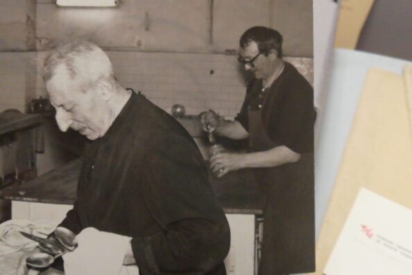 Fr. Enrico Bozzi a lavoro - Archivio Storico - Gesuiti, Provincia Euro-Mediterranea
