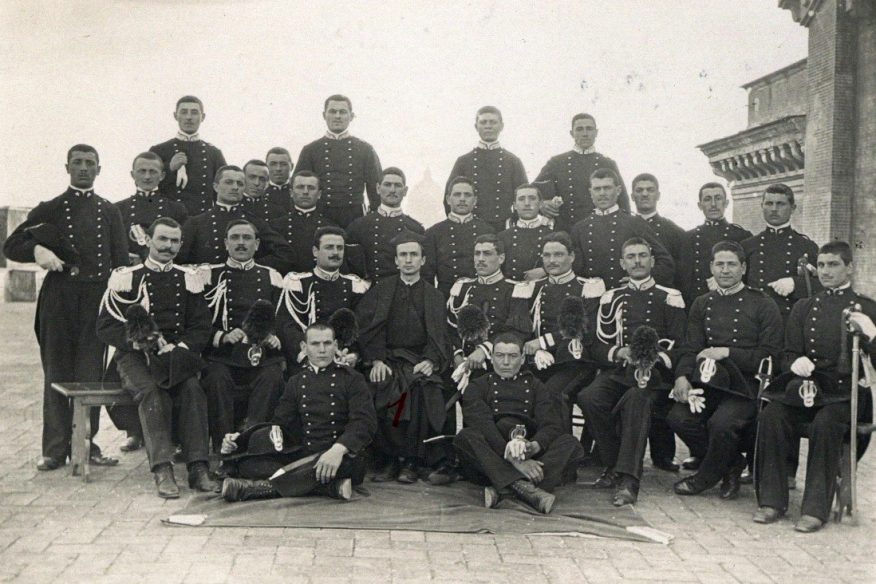 Foto di gruppo di militari iscritti all'Opera Massaruti - Archivio Storico della Provincia Euro-Mediterranea della Compagnia di Gesù