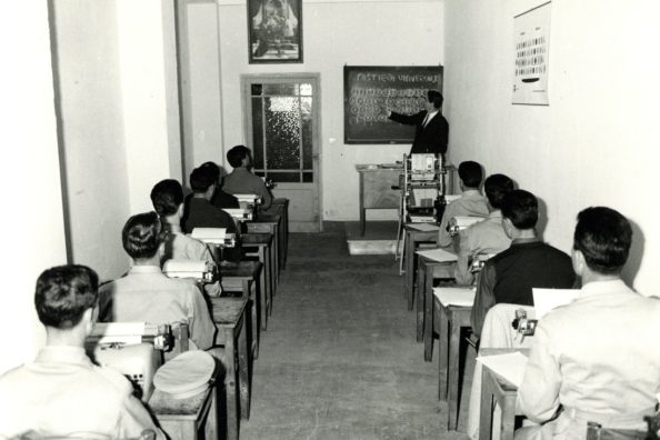 Immagine della classe durante una lezione delle scuole serali presso l'Opera Massaruti - Archivio Storico della Provincia Euro-Mediterranea della Compagnia di Gesù