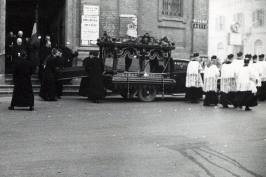 Exterior view of the church of Sant'Antonio in Chieri with the hearse for the funeral of a Jesuit - Historical Archives, Jesuits - Euro-Mediterranean Province