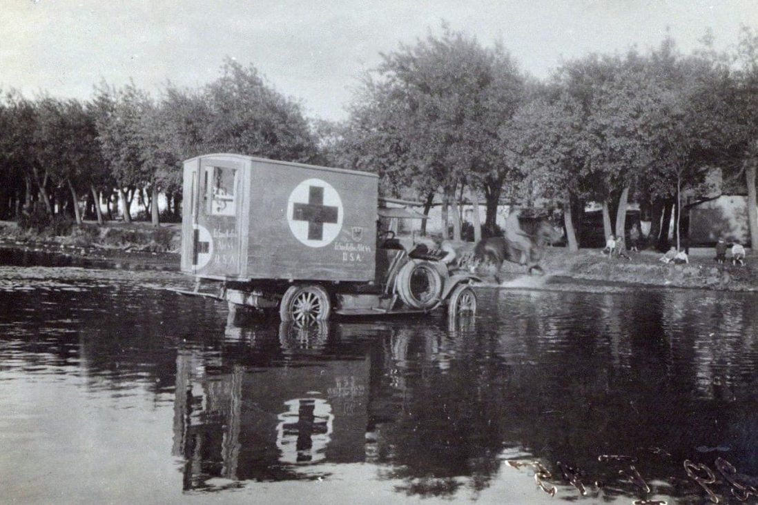 Un camion della Croce Rossa attraversa un fiume in Ucraina - - Archivio Storico - Gesuiti, Provincia Euro-Mediterranea