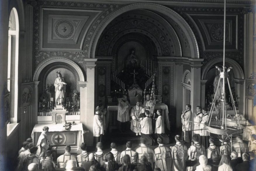 Immagine in bianco e nero di una celebrazione dell'ordinazione sacerdotale di alcuni gesuiti - Archivio Storico - Gesuiti - Provincia Euro-Mediterranea