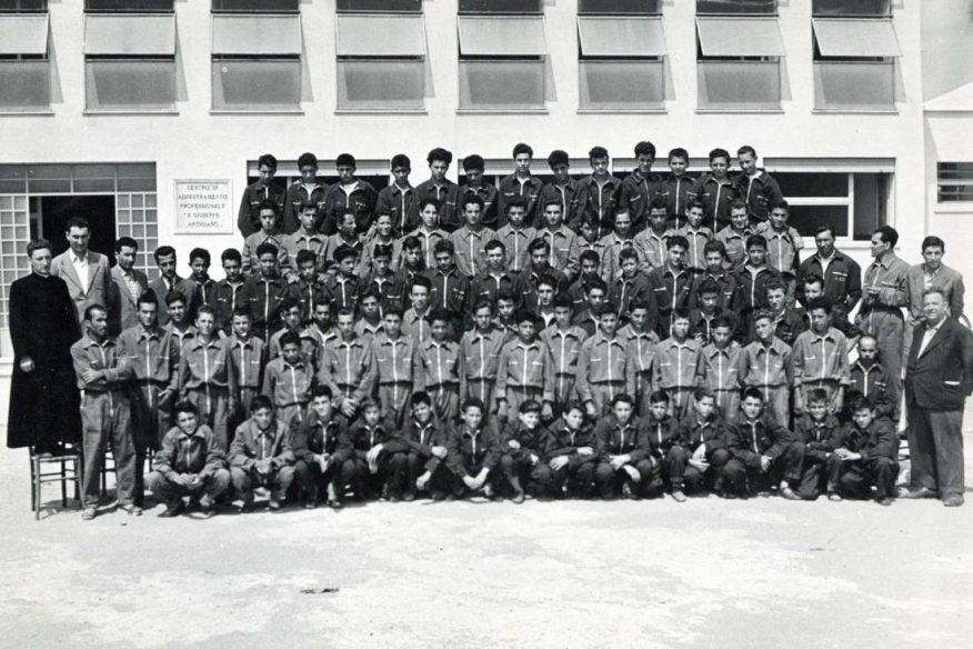 Foto di gruppo di ragazzi del Centro di addestramento professionale S. Giuseppe Artigiano nel Polesine - Archivio Storico - Gesuiti, Provincia Euro-Mediterranea