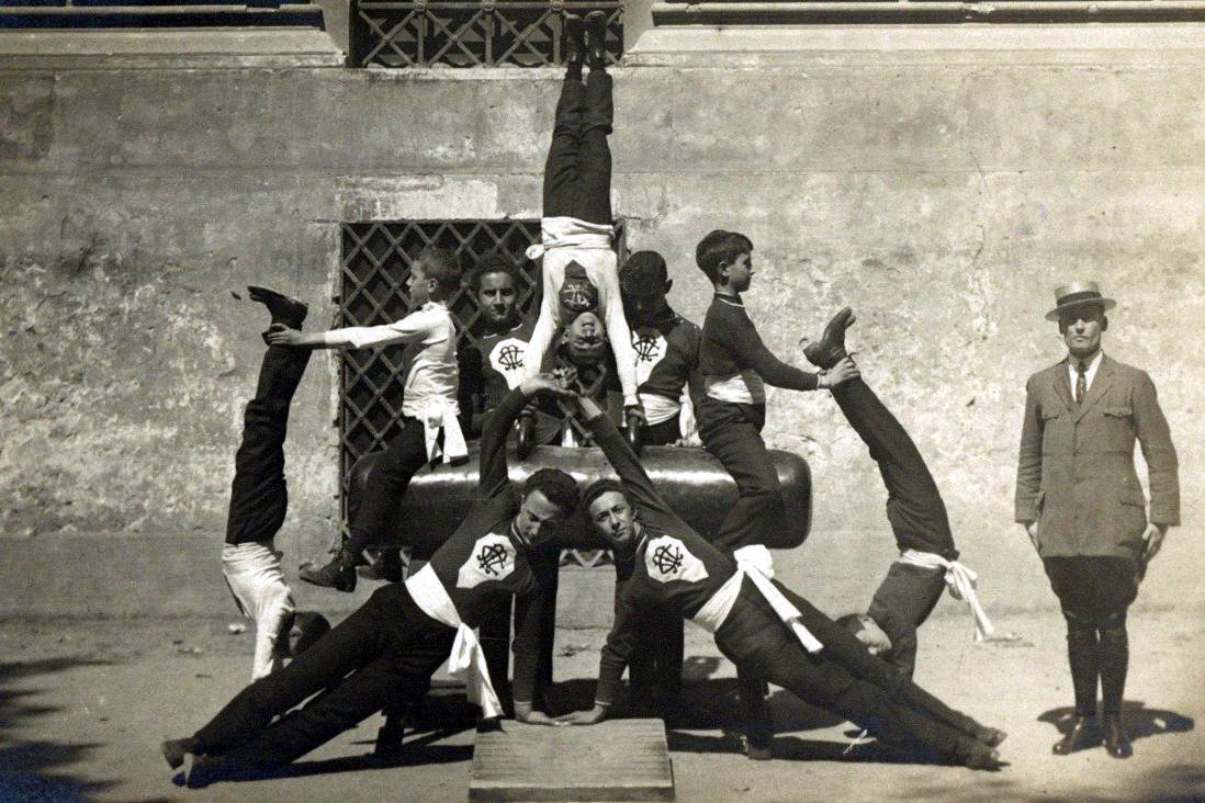 Fotografia di studenti dell'Istituto Massimo in formazione ginnica - Archivio Storico - Gesuiti, Provincia Euro-Mediterranea