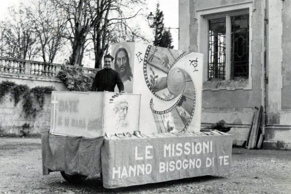 Immagine di un gesuita seduto sopra un carro della Giornata Missionaria del 1951 a Lonigo