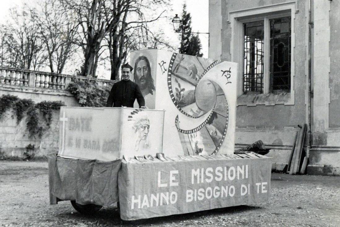 Immagine di un gesuita seduto sopra un carro della Giornata Missionaria del 1951 a Lonigo