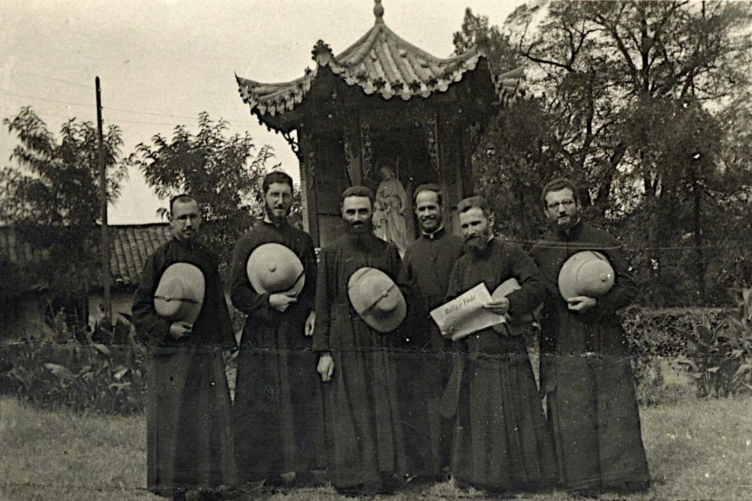 Sei missionari gesuiti della Provincia Romana fotografati in Cina - Archivio Storico - Provincia Euro-Mediterranea