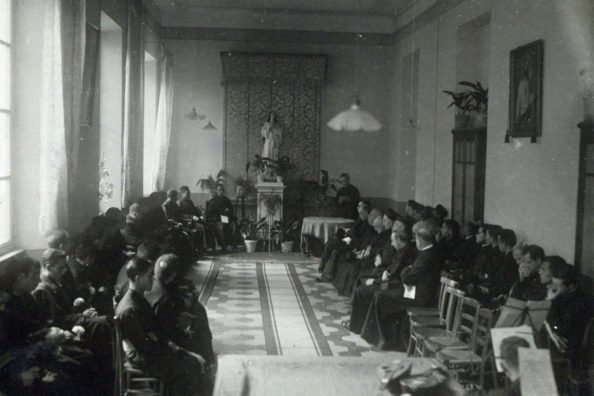 Fotografia che ritrae il Provinciale e una comunità di gesuiti durante una visita canonica - Archivio Storico - Gesuiti, Provincia Euro-Mediterranea