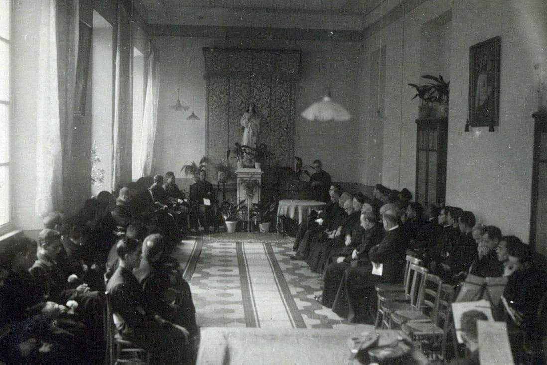 Fotografia che ritrae il Provinciale e una comunità di gesuiti durante una visita canonica - Archivio Storico - Gesuiti, Provincia Euro-Mediterranea